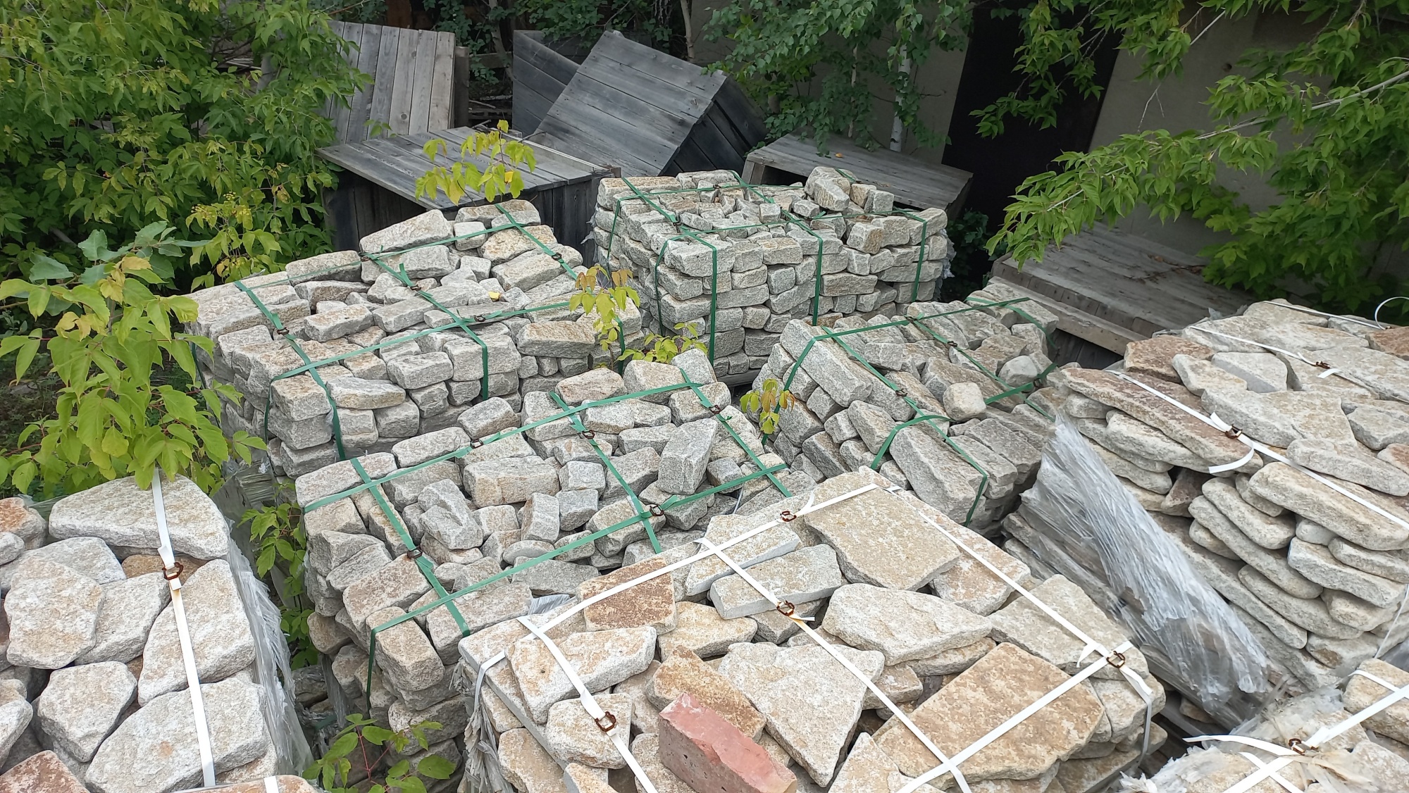 Плитняк галтованный гранитный для ландшафтного дизайна купить в Магаданской области