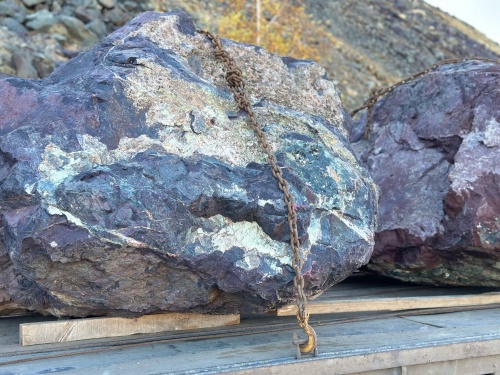 Огромные красно-фиолетовые валуны для ландшафтного дизайна весом более 5 тонн купить в Магаданской области