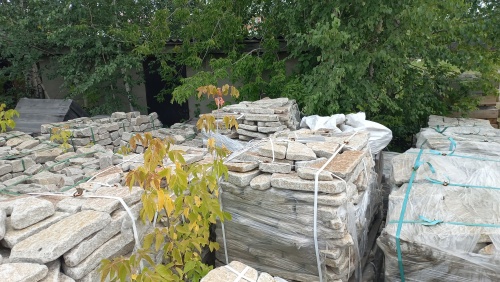 Плитняк галтованный гранитный для ландшафтного дизайна купить в Магаданской области