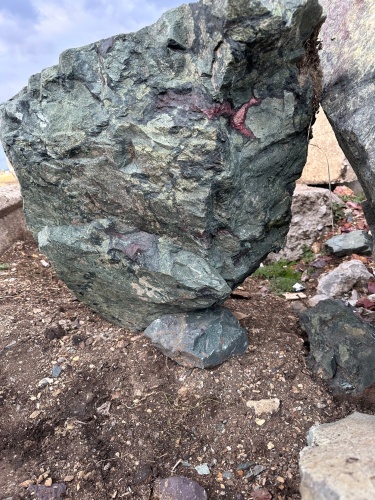 Гигантские зелёные валуны для ландшафтного дизайна весом более 5 тонн купить в Магаданской области