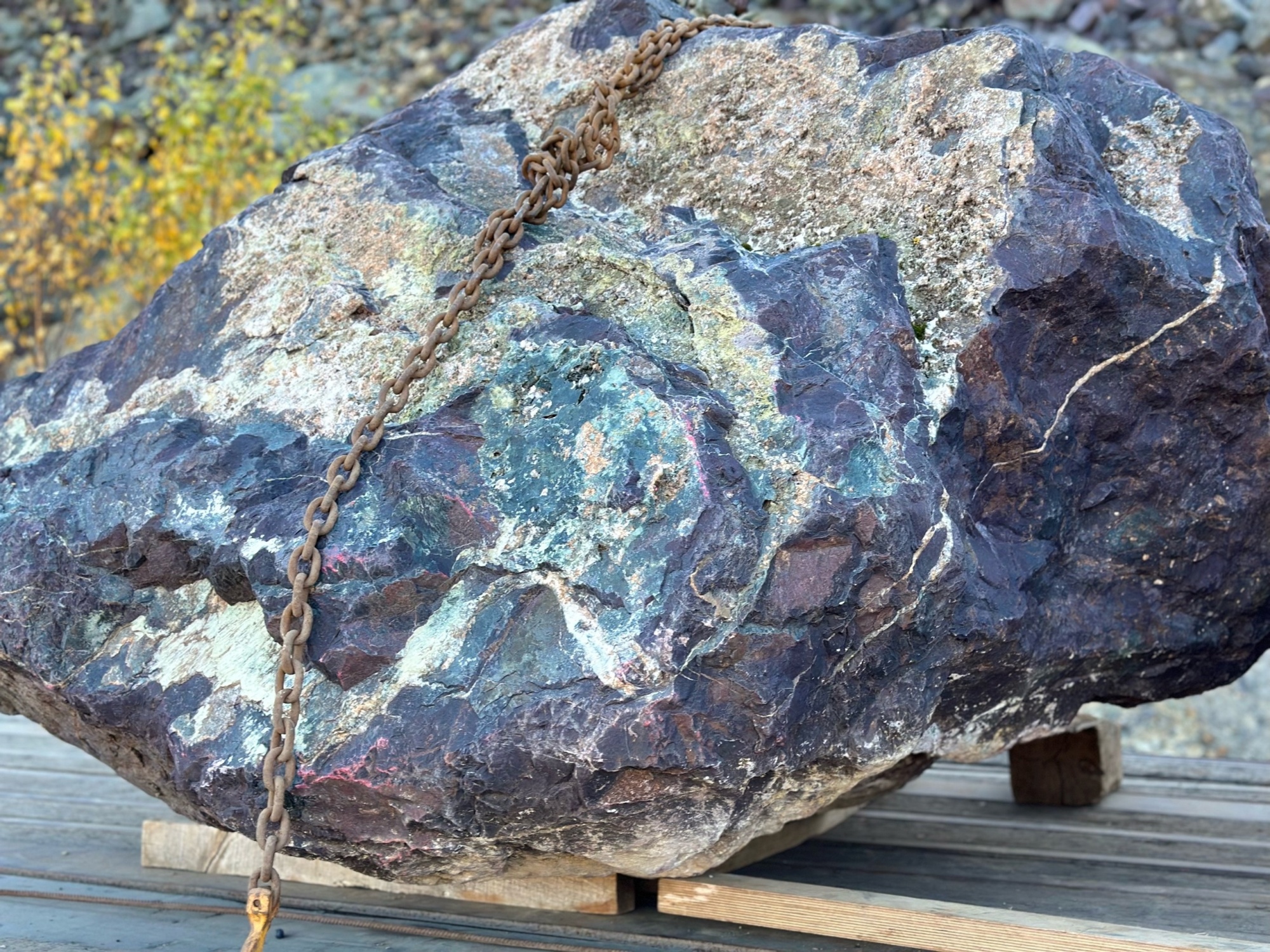 Огромные красно-фиолетовые валуны для ландшафтного дизайна весом более 5 тонн купить в Магаданской области