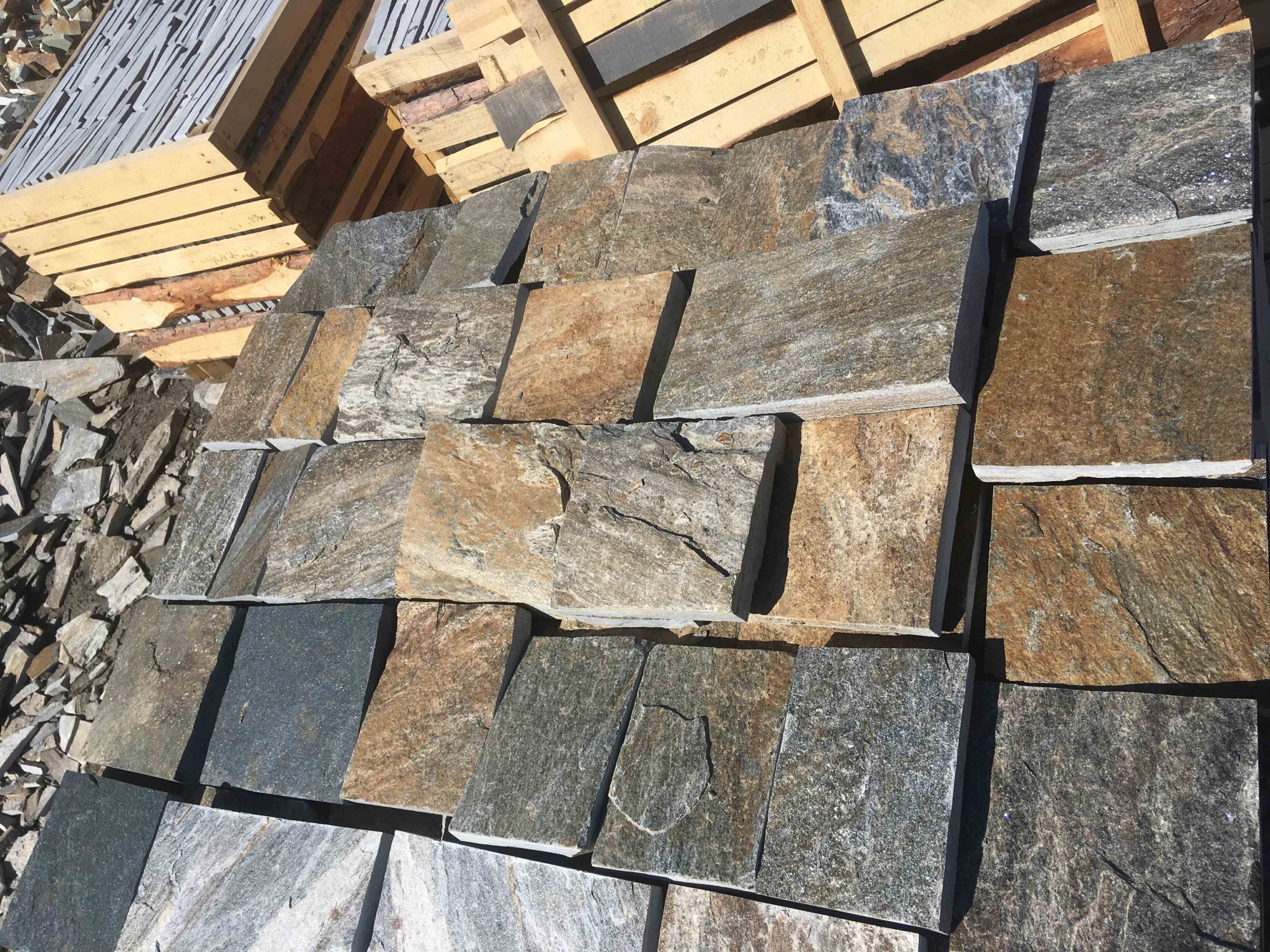 Плитка пилёная златолит Уральский для цоколя, отмостки купить в Магаданской области