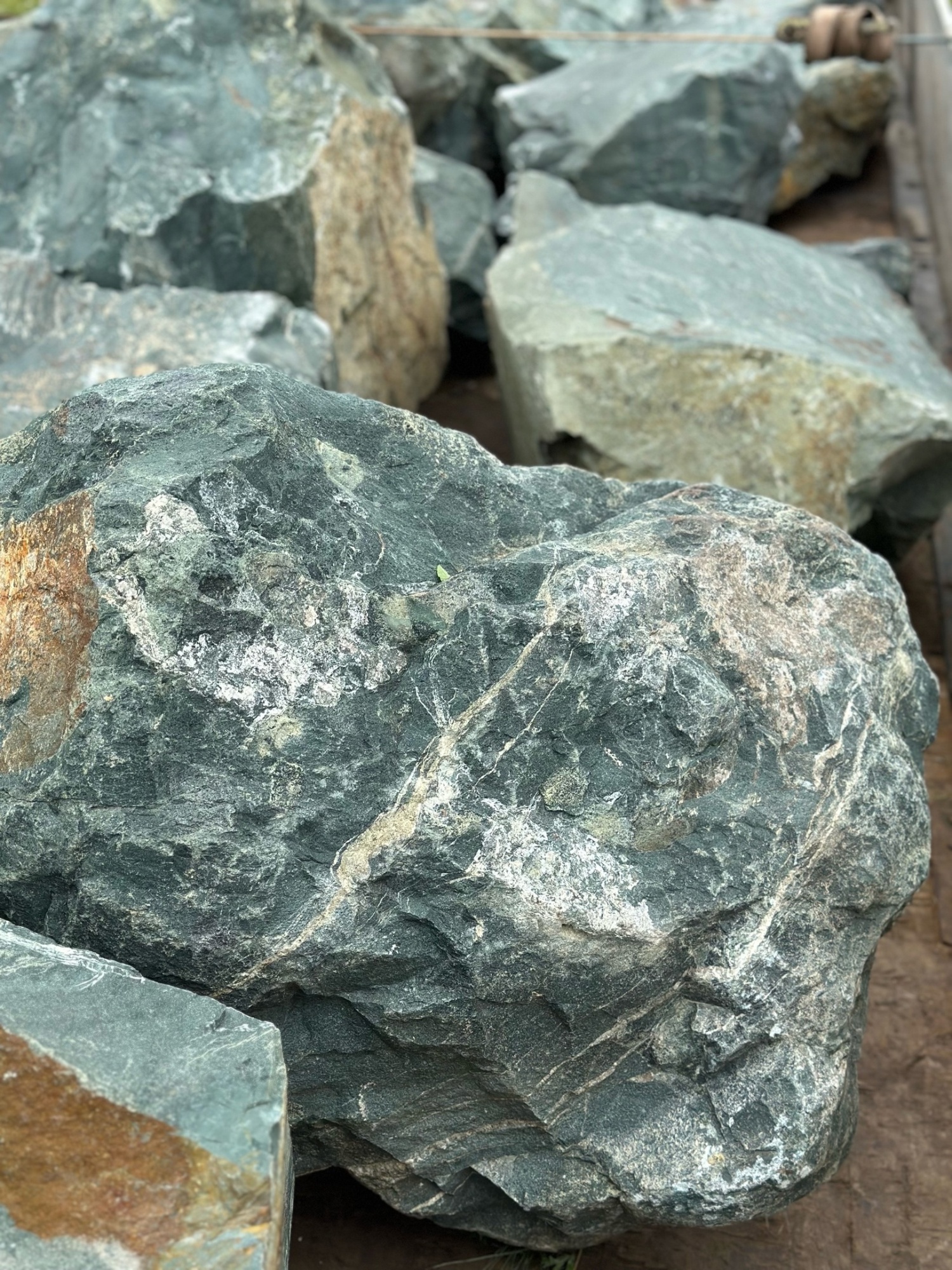 Камни для ландшафтного дизайна зелёные 10-60 килограмм купить в Магаданской области