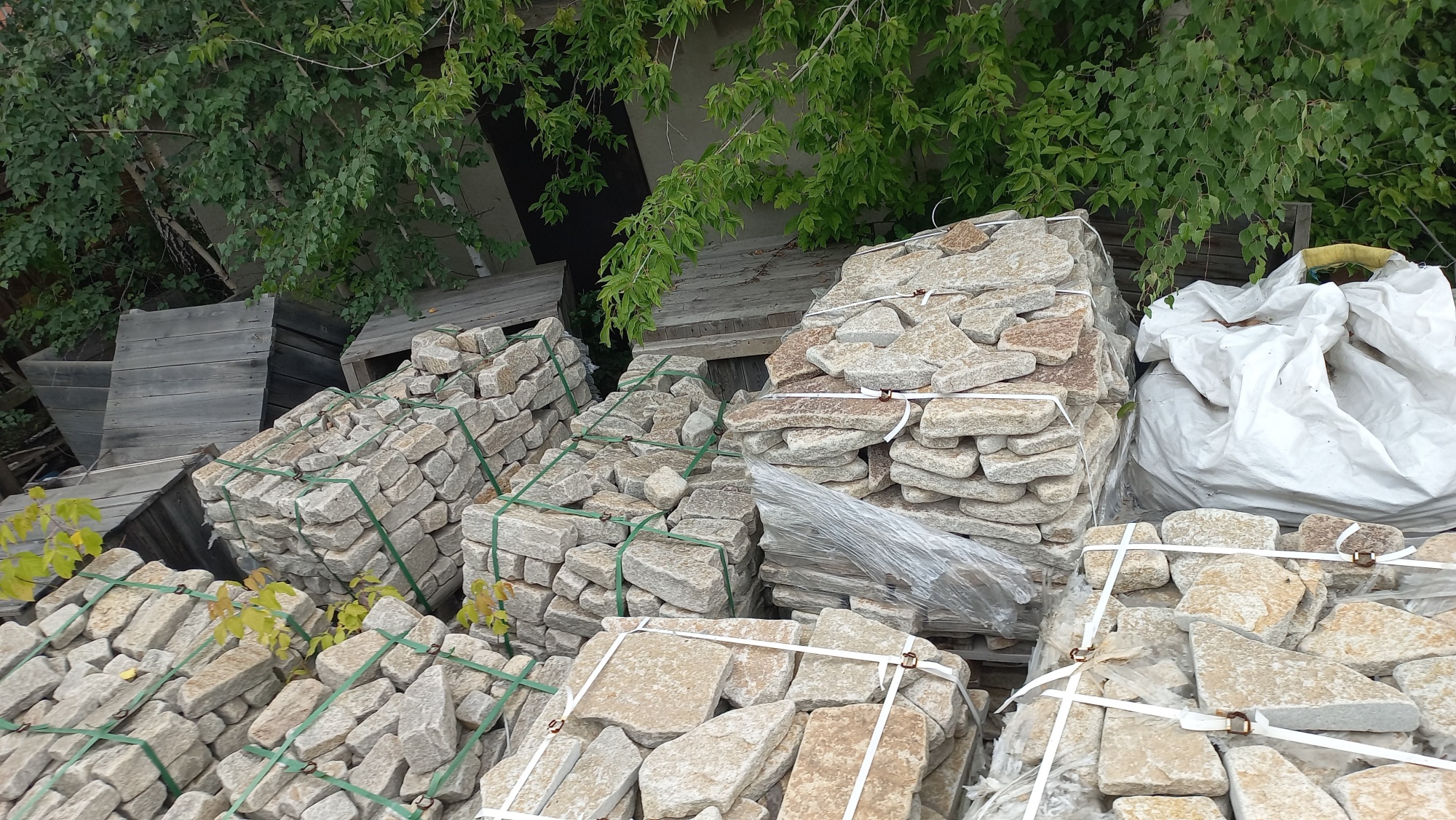 Плитняк гранитный галтованный купить в Магаданской области