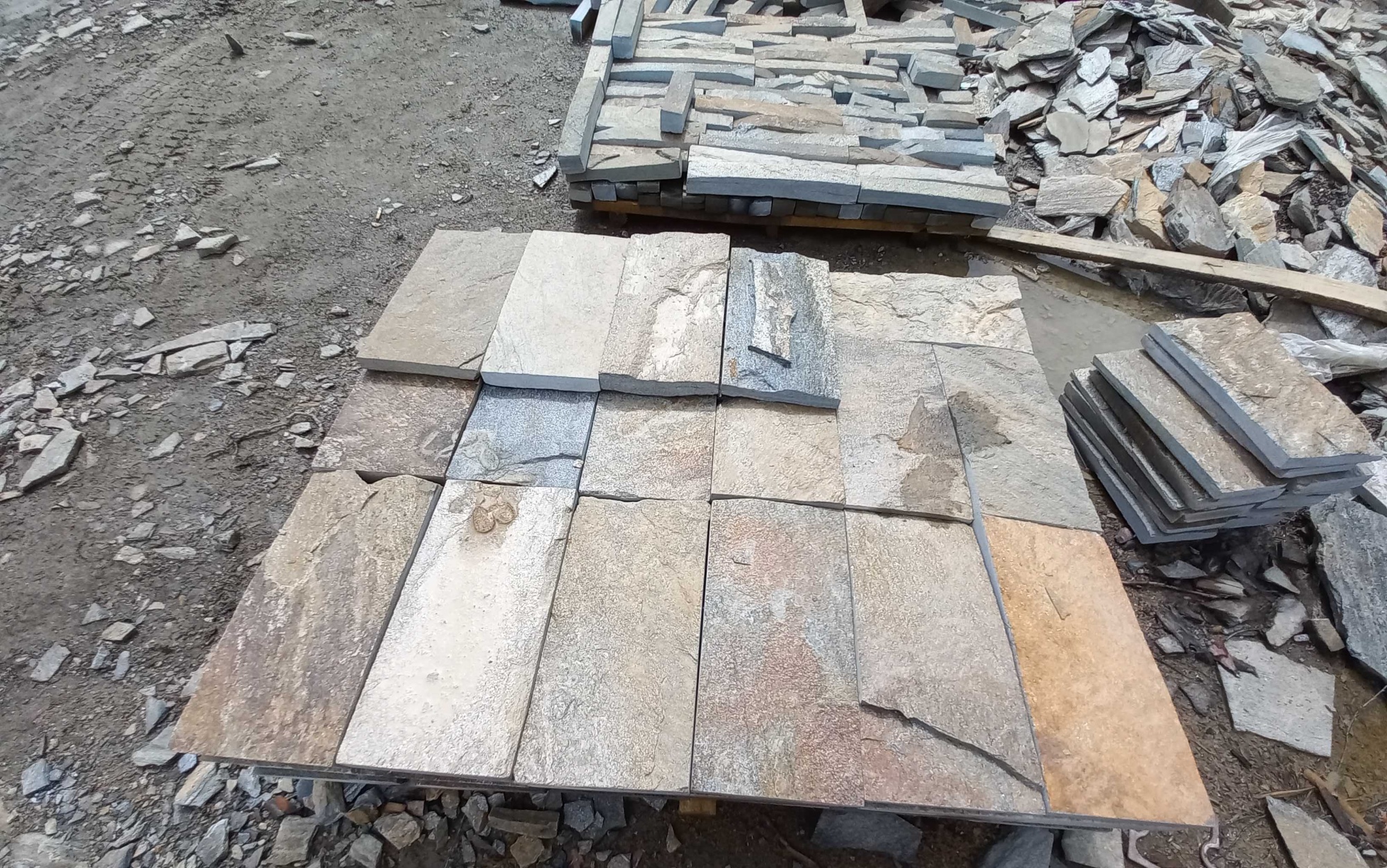 Плитка пилёная златолит Уральский для цоколя, отмостки купить в Магаданской области