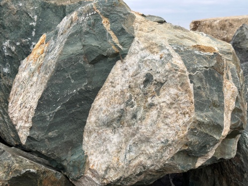 Гигантские зелёные валуны для ландшафтного дизайна весом более 5 тонн купить в Магаданской области