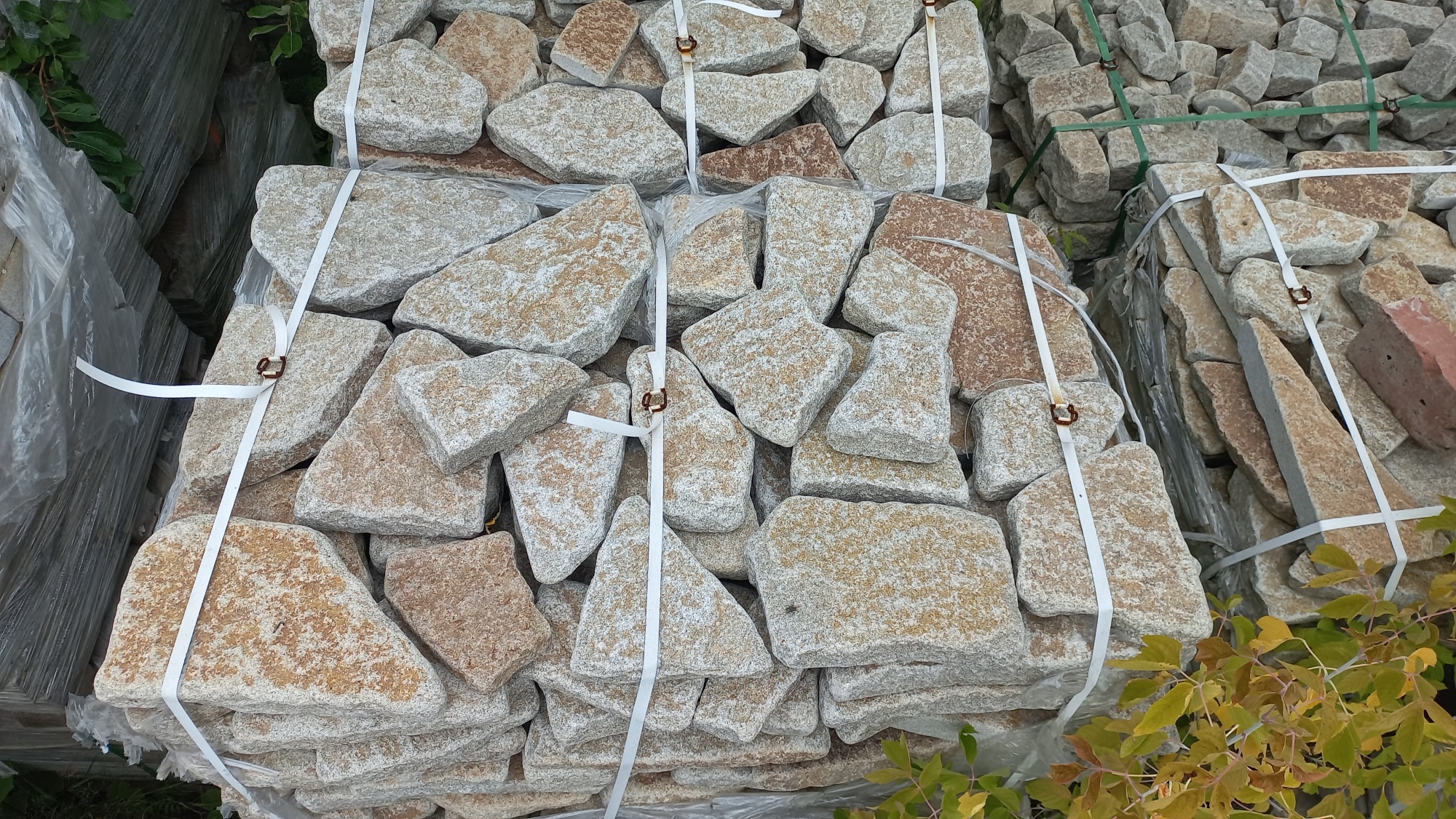 Плитняк галтованный гранитный для ландшафтного дизайна купить в Магаданской области