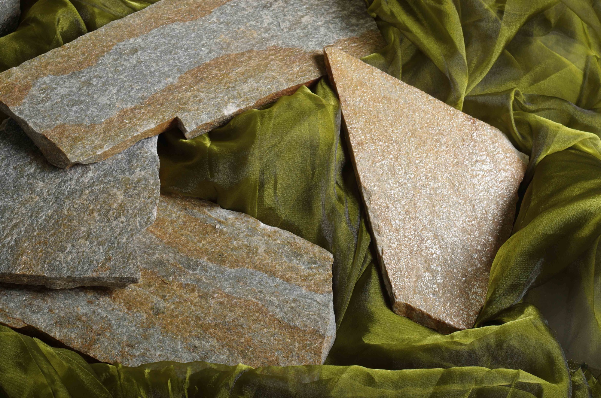 Плитняк златолит Уральский для цоколя, отмостки купить в Магаданской области