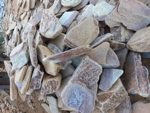 Златолит жёлтый, жёлто-зелёный глыбки и валуны для ланшафтного дизайна купить в Магаданской области