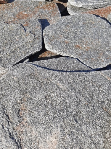 Златолит серебристый галтованный для лестниц купить в Магаданской области